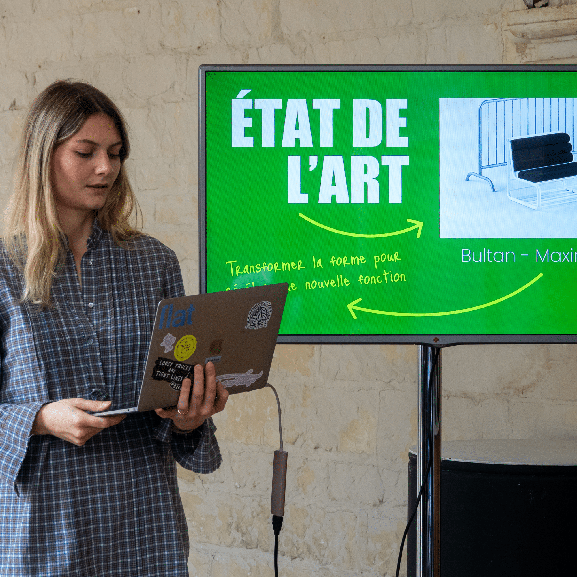 Une étudiante présente le projet de design durable de son groupe