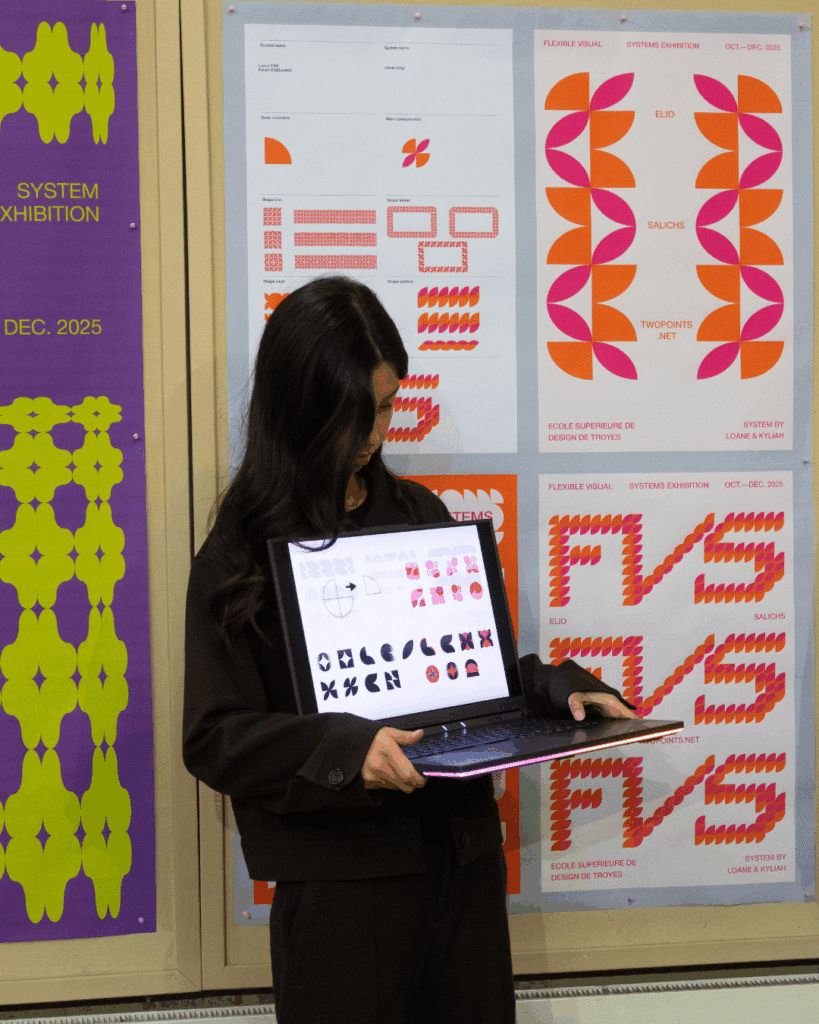 Une étudiante présente son travail lors du workshop de graphisme d'octobre 2025