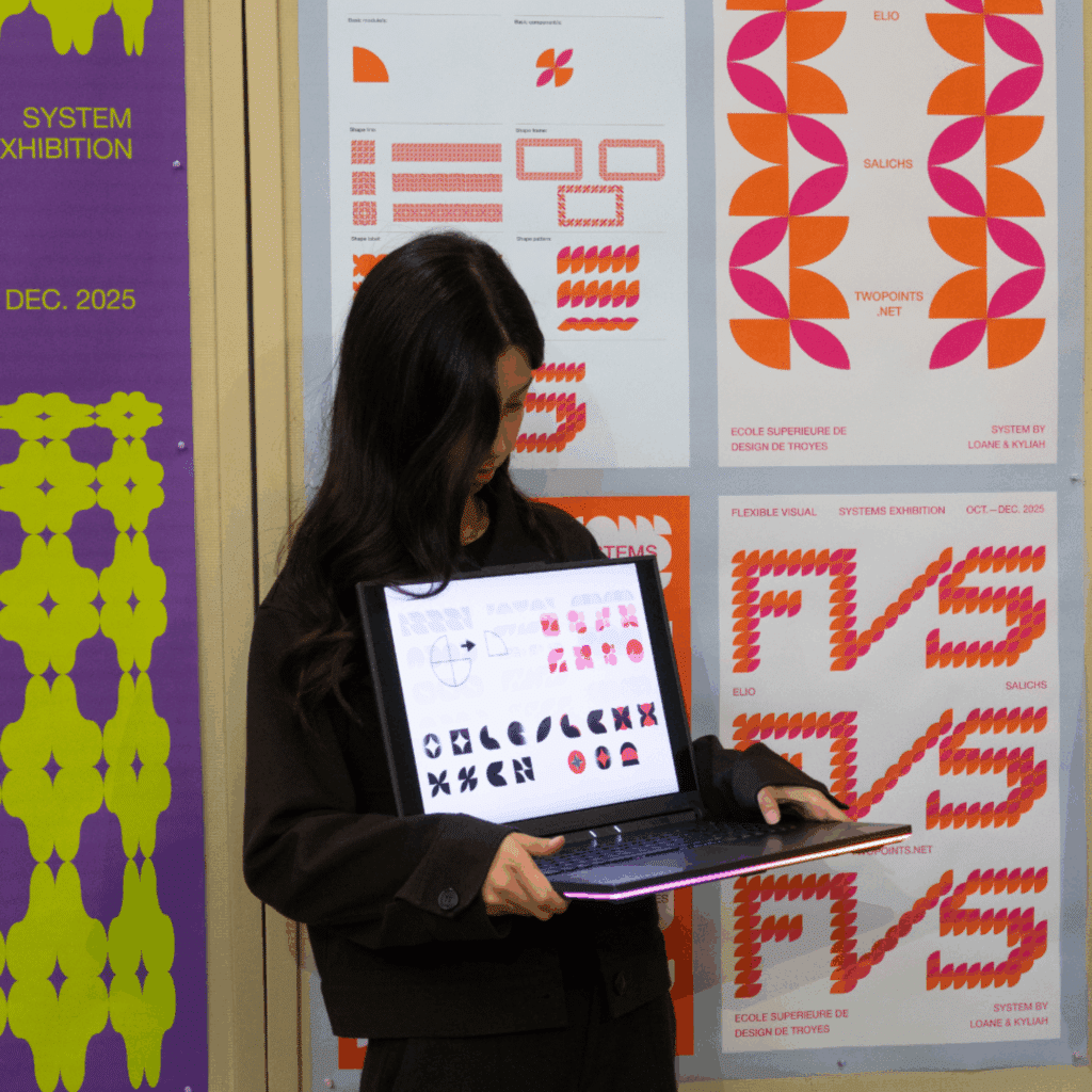 Une étudiante présente son travail lors du workshop de graphisme d'octobre 2025