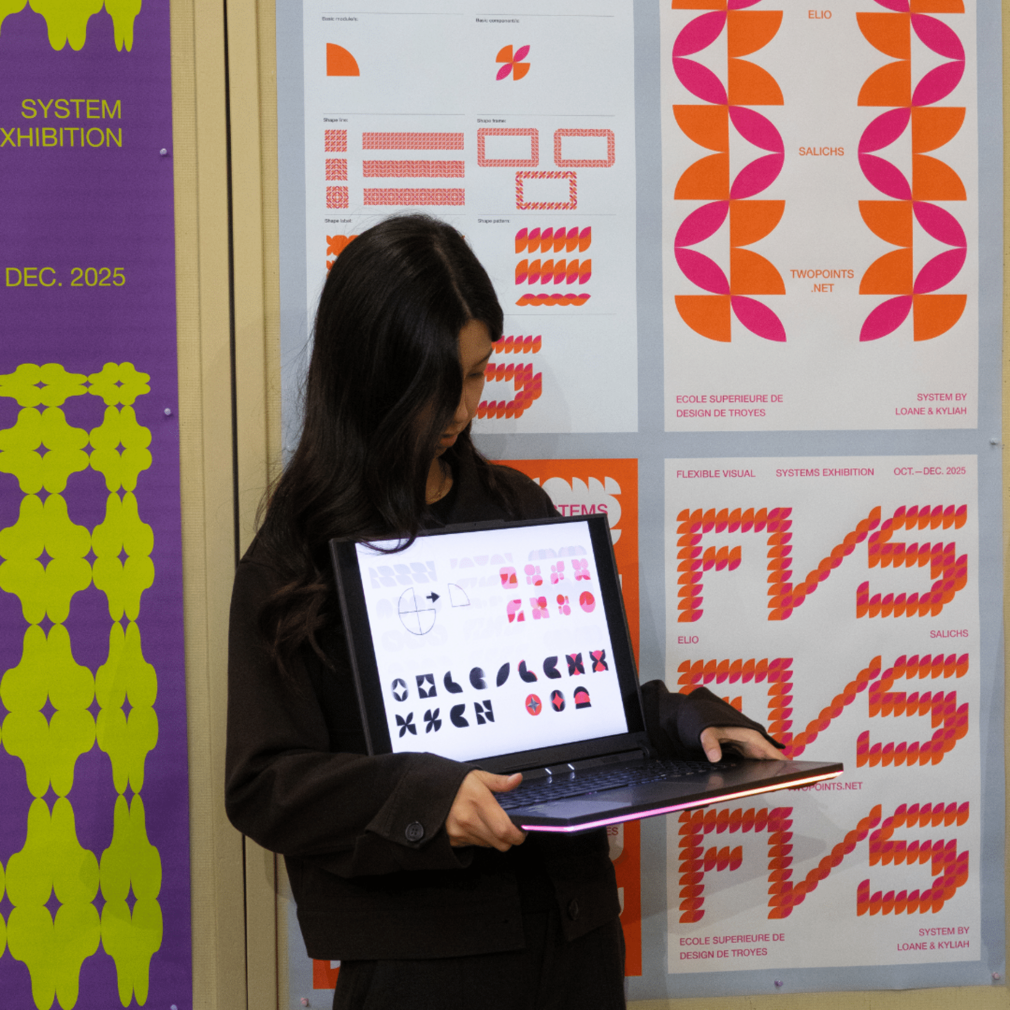 Une étudiante présente son travail lors du workshop de graphisme d'octobre 2025