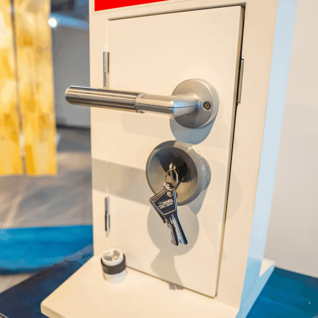 Symply Lock, un exemple de projet de design produit inclusif réalisée par Anaïs Remen, étudiante à l'école. Le concept : un dispositif sous forme d’entonnoir, pensé pour faciliter l'insertion des clés dans la serrure et améliorer le quotidien des personnes âgées ou en situation de handicap.