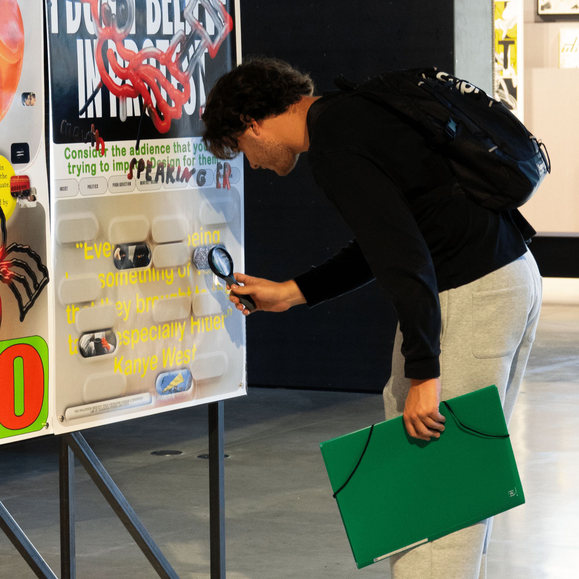 Un étudiant du Bac+3 Design graphique au Centre National du Graphisme